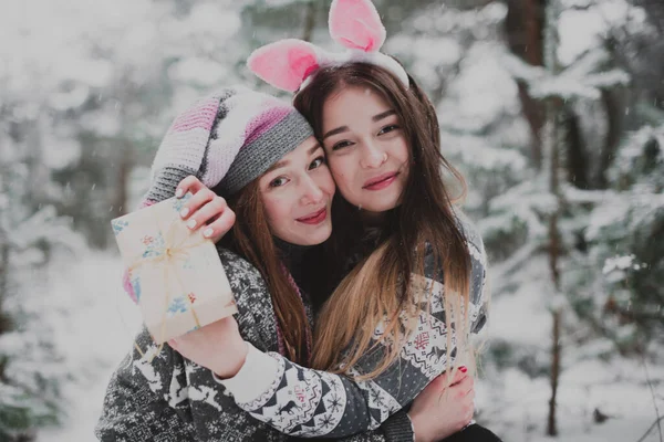 Dos Jóvenes Adolescentes Hipster Girl Friends Together Acercamiento Retrato Moda — Foto de Stock