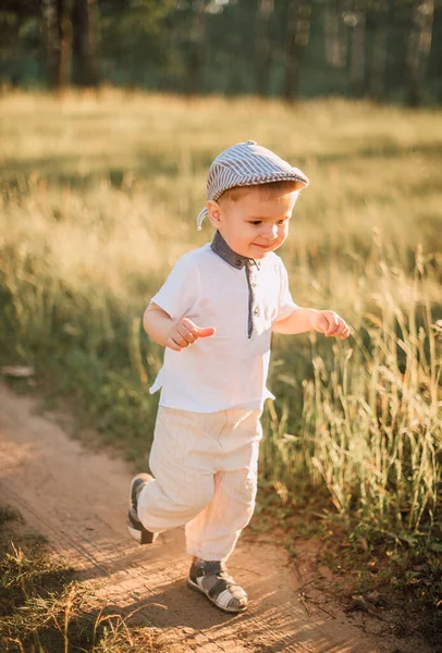 Πορτρέτο Ενός Χαρούμενου Χαριτωμένου Μικρού Αγοριού Που Διασκεδάζει Στην Ύπαιθρο — Φωτογραφία Αρχείου