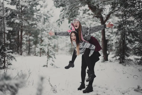 Two Young Teenage Hipster Girl Friends Together Close Fashion Portrait — стоковое фото