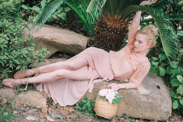 Sinnliche Junge Blondine Schöne Süße Und Elegante Frau Trägt Rosa — Stockfoto
