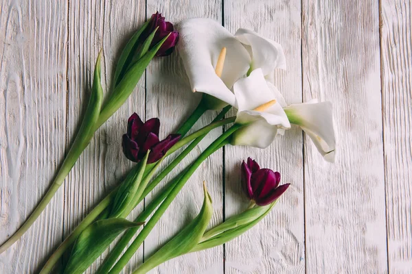 Mockup Witte Calla Flowers Een Witte Houten Achtergrond Vlakke Lay — Stockfoto