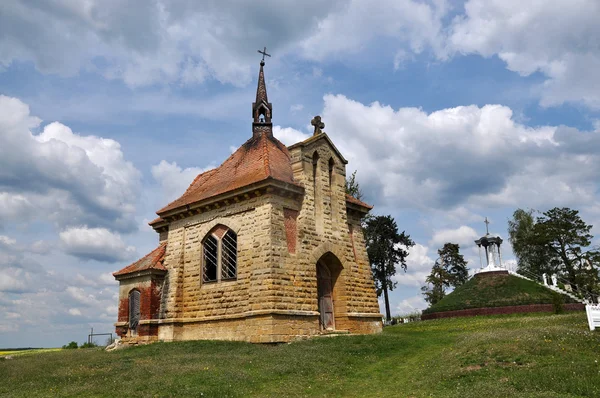 Paisaje con iglesia antigua — Foto de Stock