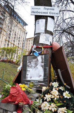 S Memorial kahramanlar göksel yüzlerce Kyiv_11 içinde insanlar