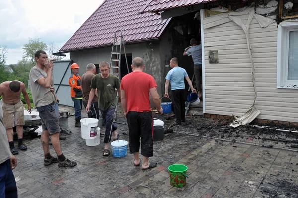 La eliminación de un incendio en un edificio residencial rural privado — Foto de Stock
