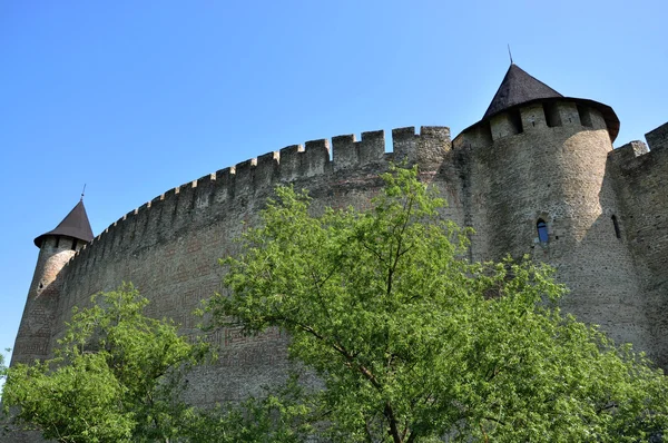 Αμυντικό τείχος με πύργους του φρουρίου Khotyn — Φωτογραφία Αρχείου