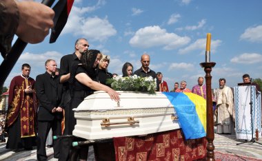 Chortkiv - Ternopil - Ukrayna - 9 Eylül 2014. Onun countryman Roma Ilyashenko, savaşta Donbass Rusya ile öldürülen genç bir askerin sakinleri Chortkiv son yolculukta eşlik