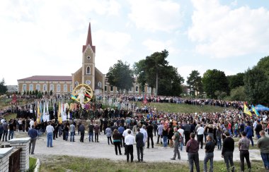 Chortkiv - Ternopil - Ukrayna - 9 Eylül 2014. Onun countryman Roma Ilyashenko, savaşta Donbass Rusya ile öldürülen genç bir askerin sakinleri Chortkiv son yolculukta eşlik