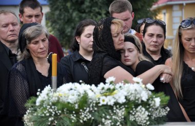 Chortkiv - Ternopil - Ukrayna - 9 Eylül 2014. Onun countryman Roma Ilyashenko, savaşta Donbass Rusya ile öldürülen genç bir askerin sakinleri Chortkiv son yolculukta eşlik