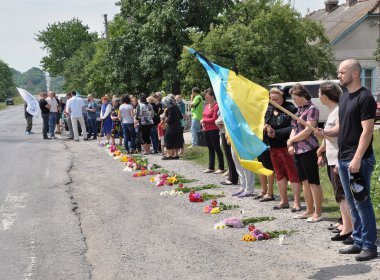 Doğu Ukraine_5 ölen asker gövdesini karşılamak