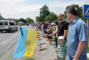Doğu Ukraine_6 ölen asker gövdesini karşılamak