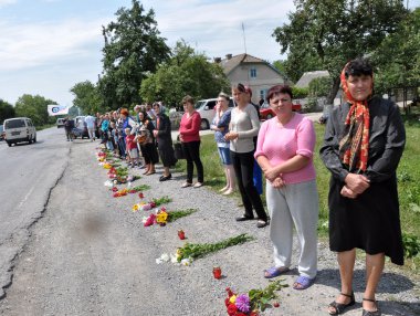 Doğu Ukraine_7 ölen asker gövdesini karşılamak