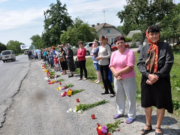 Meet the body of the deceased soldier in eastern Ukraine_7 — Stock Photo, Image