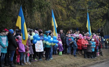Zvinyache - Chortkiv - Ukrayna - 25 Şubat 2015. Sevinç gözyaşları ile köylüler Zvinyache yüzlerce Donbass yerli Ukrayna Rusya karşı savaşta savunan onun vatandaşları selamladı