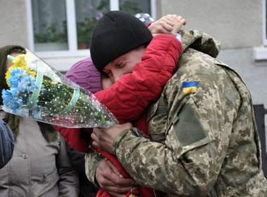 Zvinyache - Chortkiv - Ukrayna - 25 Şubat 2015. Sevinç gözyaşları ile köylüler Zvinyache yüzlerce Donbass yerli Ukrayna Rusya karşı savaşta savunan onun vatandaşları selamladı