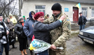 Zvinyache - Chortkiv - Ukrayna - 25 Şubat 2015. Sevinç gözyaşları ile köylüler Zvinyache yüzlerce Donbass yerli Ukrayna Rusya karşı savaşta savunan onun vatandaşları selamladı
