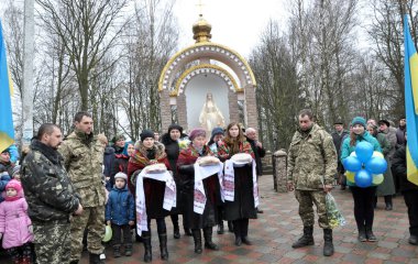 Zvinyache - Chortkiv - Ukrayna - 25 Şubat 2015. Sevinç gözyaşları ile köylüler Zvinyache yüzlerce Donbass yerli Ukrayna Rusya karşı savaşta savunan onun vatandaşları selamladı