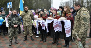 Zvinyache - Chortkiv - Ukrayna - 25 Şubat 2015. Sevinç gözyaşları ile köylüler Zvinyache yüzlerce Donbass yerli Ukrayna Rusya karşı savaşta savunan onun vatandaşları selamladı