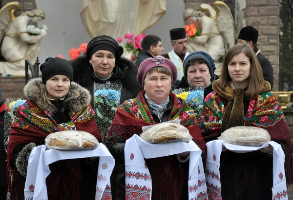 Zvinyache Chortkiv Oekraïne Februari 2015 Honderden Dorpelingen Zvinyache Met Tranen — Stockfoto