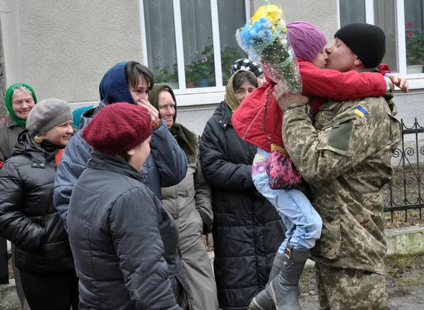 Zvinyache - Chortkiv - Ukrayna - 25 Şubat 2015. Sevinç gözyaşları ile köylüler Zvinyache yüzlerce Donbass yerli Ukrayna Rusya karşı savaşta savunan onun vatandaşları selamladı