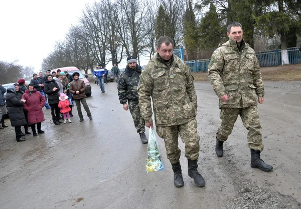 Zvinyache - Chortkiv - Ukrayna - 25 Şubat 2015. Sevinç gözyaşları ile köylüler Zvinyache yüzlerce Donbass yerli Ukrayna Rusya karşı savaşta savunan onun vatandaşları selamladı