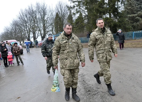 Zvinyache - Chortkiv - Ukrayna - 25 Şubat 2015. Sevinç gözyaşları ile köylüler Zvinyache yüzlerce Donbass yerli Ukrayna Rusya karşı savaşta savunan onun vatandaşları selamladı