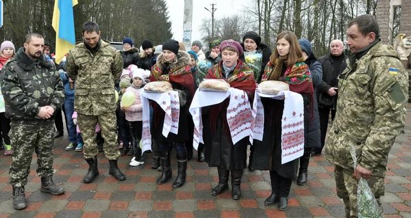 Zvinyache - Chortkiv - Ukrayna - 25 Şubat 2015. Sevinç gözyaşları ile köylüler Zvinyache yüzlerce Donbass yerli Ukrayna Rusya karşı savaşta savunan onun vatandaşları selamladı