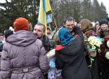 Zvinyache - Chortkiv - Ukrayna - 25 Şubat 2015. Sevinç gözyaşları ile köylüler Zvinyache yüzlerce Donbass yerli Ukrayna Rusya karşı savaşta savunan onun vatandaşları selamladı