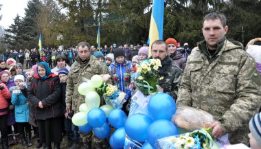 Zvinyache - Chortkiv - Ukrayna - 25 Şubat 2015. Sevinç gözyaşları ile köylüler Zvinyache yüzlerce Donbass yerli Ukrayna Rusya karşı savaşta savunan onun vatandaşları selamladı