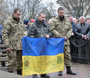 Zvinyache - Chortkiv - Ukrayna - 25 Şubat 2015. Sevinç gözyaşları ile köylüler Zvinyache yüzlerce Donbass yerli Ukrayna Rusya karşı savaşta savunan onun vatandaşları selamladı