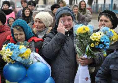 Zvinyache - Chortkiv - Ukrayna - 25 Şubat 2015. Sevinç gözyaşları ile köylüler Zvinyache yüzlerce Donbass yerli Ukrayna Rusya karşı savaşta savunan onun vatandaşları selamladı