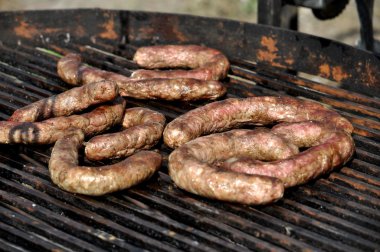 Grill_3 üzerinde sosis pişirme