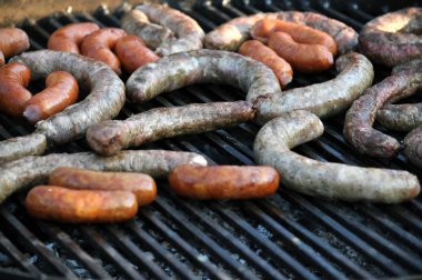 Grill_7 üzerinde sosis pişirme