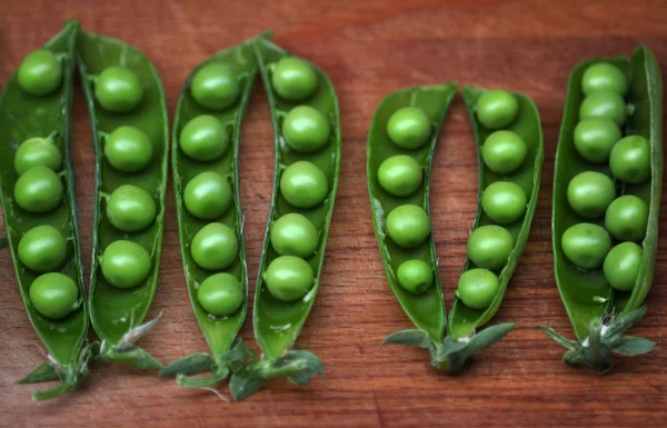 Open groene erwten in de pod_4 — Stockfoto