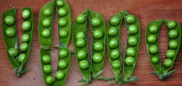 Guisantes verdes abiertos en la vaina _ 2 —  Fotos de Stock