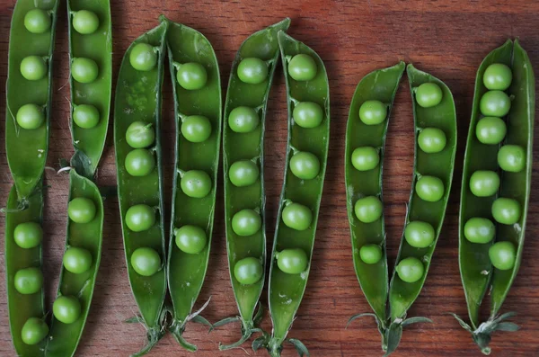 Open groene erwten in de pod_5 — Stockfoto