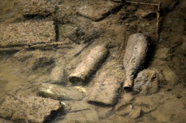 Baraj gölünün altındaki eski şişe