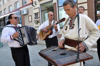 Nakış ve borscht_5 kutluyor