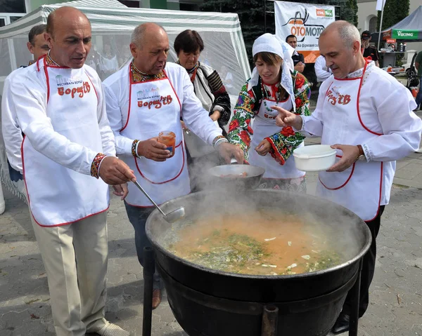 Firar med brodyr och borscht_17 — Stockfoto