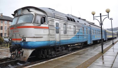 Dizel tren yolcu station_8 başlamaktadır