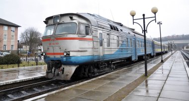 Dizel tren yolcu station_7 başlamaktadır