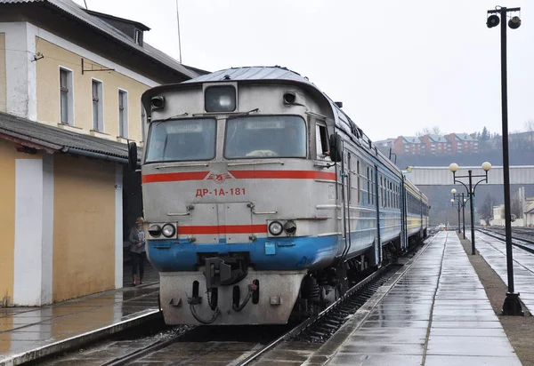 Ντίζελ τρένο αναχωρεί από την station_6 επιβατικά — Φωτογραφία Αρχείου