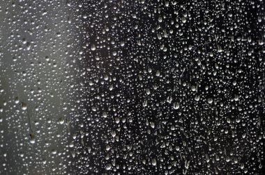 Yağmur glass_5 üzerinde düşer