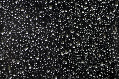 Yağmur glass_9 üzerinde düşer