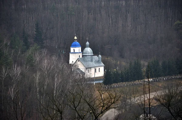Orthodoxe Kirche im Wald _ 3 — Stockfoto