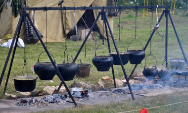 Demir kaplarda yemek