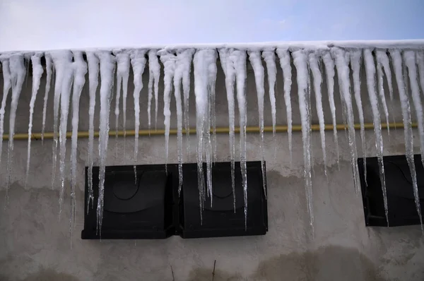 Небезпечні лід icicle_11 — стокове фото