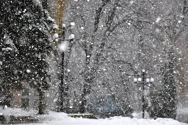 Zimą opady śniegu w city_5 — Zdjęcie stockowe