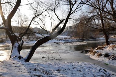 River_8 üzerinde sürüklenen bahar buz