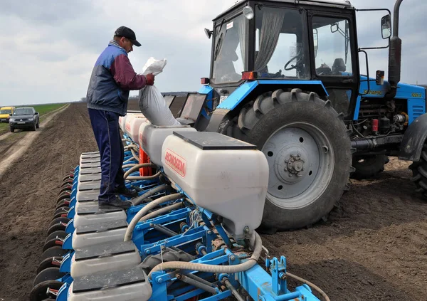 Ke stažení Traktor Secí fertilizers_2 — Stock fotografie