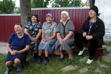 Kırsal Büyükanne bench_2 üzerinde oturan